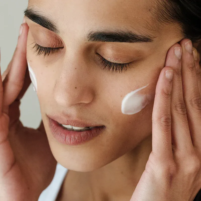 hydrating_light_cream_application_03_1125x.webp