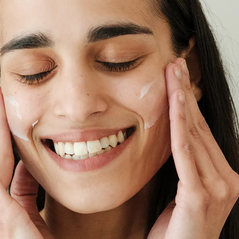 radiance_light_serum_application_03_1125x.webp
