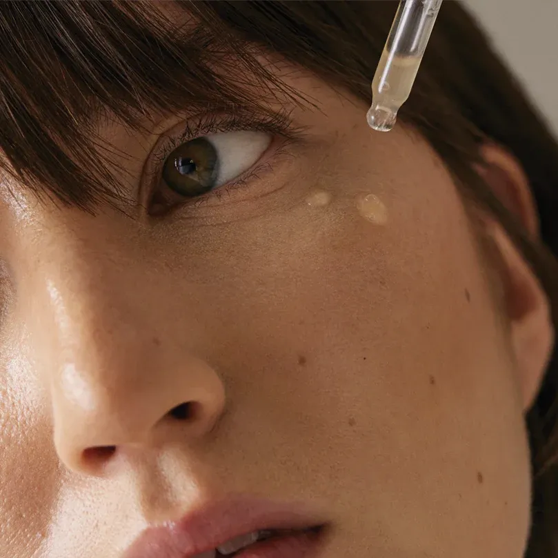 active_super_eye_serum_application_03_1125x.webp
